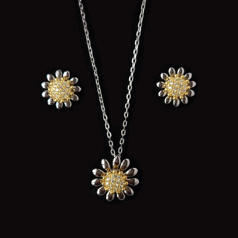 Daisy Flower Necklace With Yellow Gold Plated Center